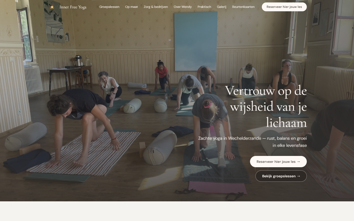 Homepage van Inner Free Yoga met hero en call-to-action om te reserveren